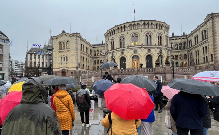 13 tidligere statsråder støtter NOAS’ krav